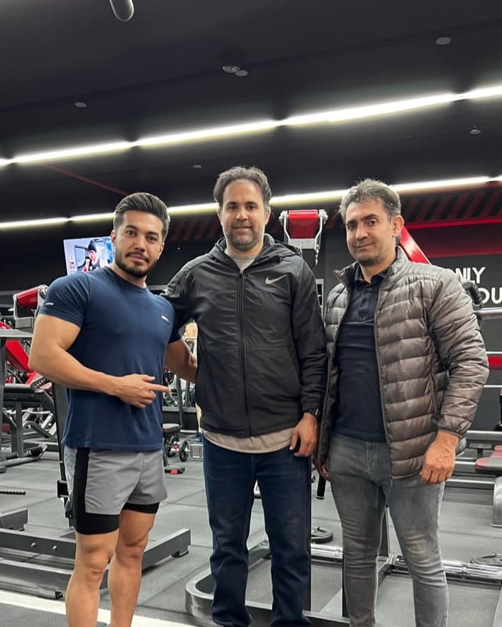 ورزشکار در حال تمرین گروهی در باشگاه بدن‌من